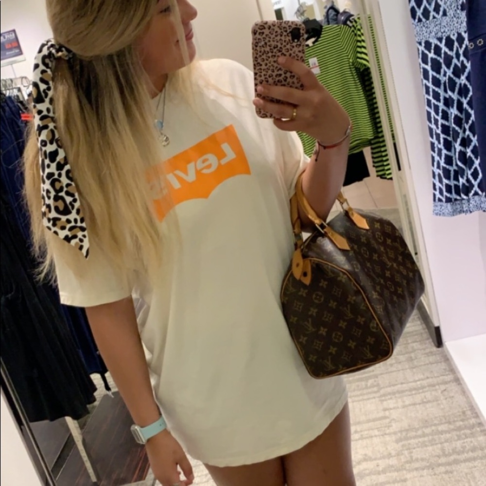 SOLDDD!! Levi’s T Shirt